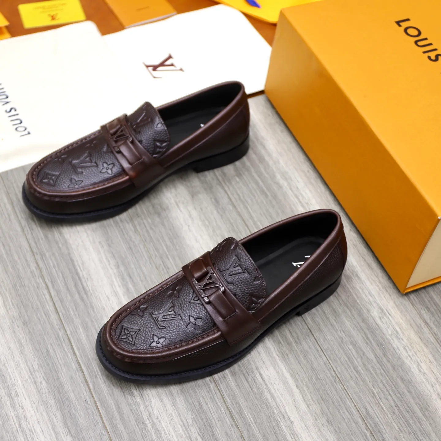 Men's Men's Shoes💰💰920LV Louis Vuitton Slip-on Loafers, top quality products from Guangzhou, ready for sale! This LV Glove loafer is made of selected soft cowhide, with a slightly wrinkled leather surface and a very high-end texture. Each pair is unique. The leather surface is light and soft, with a fine texture and good luster. It is a classic loafer style, with exquisite handmade mark stitching on the toe, and a square toe configuration to highlight the classic style. The horizontal band has hot-printed LV three-dimensional letters, semi-solid handcrafts and a genuine leather outsole, and a rubber patch on the heel to create wear-resistant performance and comfort. One of the must-have loafers for men! Comes with full original packaging! Code number: 38-39-40-41-42-43-44 (38, 45, 46 customized) standard leather shoe code